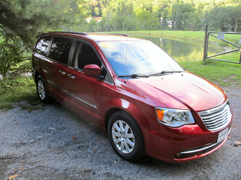 Used 2016 Chrysler Town & Country Touring w/ Driver Convenience Group FWD image 2
