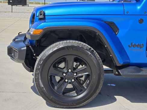 Used 2021 Jeep Wrangler Unlimited Sahara AWD/4WD image 9
