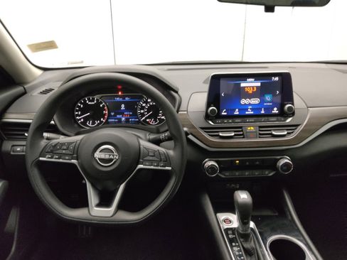 Used 2024 Nissan Altima 2.5 SV image 22