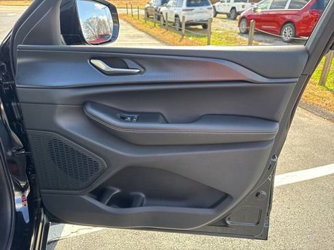 New 2025 Jeep Grand Cherokee Altitude image 9