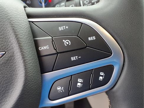 Used 2023 Chrysler Pacifica Touring-L FWD image 13