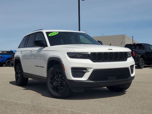 Used 2024 Jeep Grand Cherokee Altitude AWD/4WD image 36