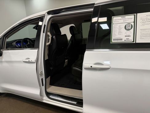 Used 2024 Chrysler Pacifica Touring-L image 46