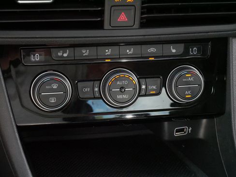 Used 2019 Volkswagen Jetta SE w/ Cold Weather Package FWD image 23