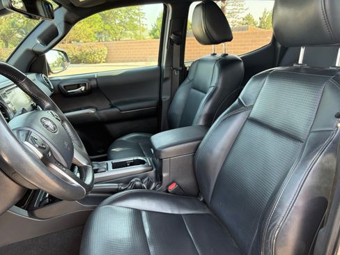 Used 2018 Toyota Tacoma TRD Sport AWD/4WD image 15