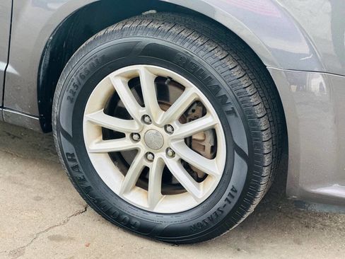 Used 2018 Dodge Grand Caravan SXT image 4