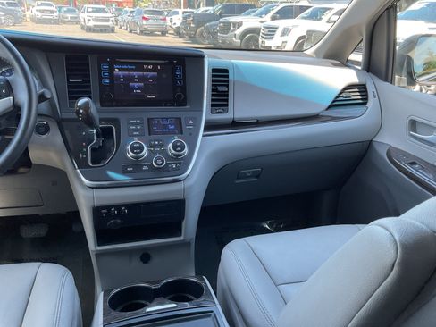 Used 2017 Toyota Sienna XLE w/ XLE Navigation Package FWD image 15