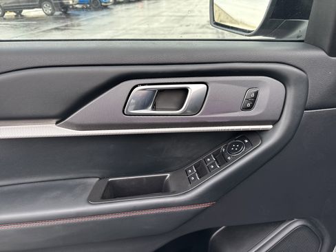 Used 2025 Ford Explorer ST-Line w/ ST-Line Street Pack image 19