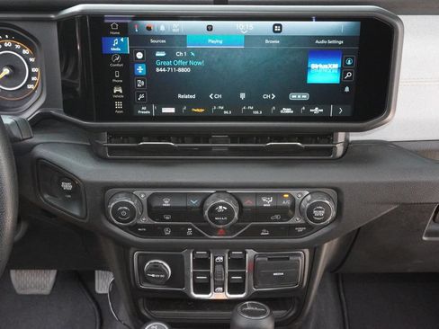 Used 2025 Jeep Gladiator Sport AWD/4WD image 9