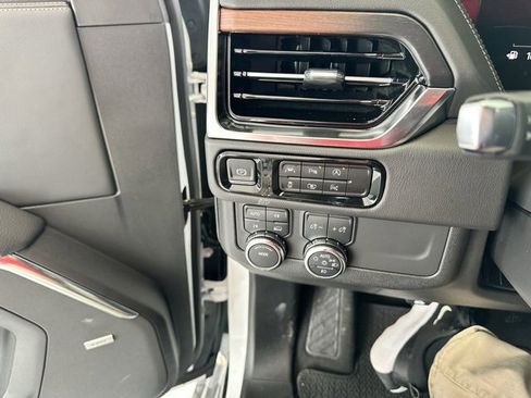 Used 2025 GMC Yukon XL Denali w/ Sun & Power Step Package image 16