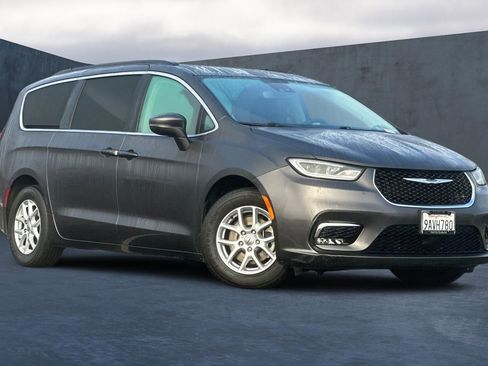 Used 2022 Chrysler Pacifica Touring-L image 2