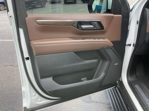 Used 2025 Chevrolet Suburban High Country AWD/4WD image 11