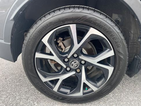 Used 2019 Toyota C-HR Limited image 11