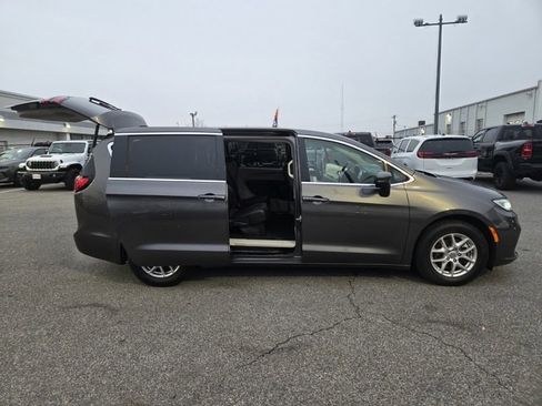 Used 2023 Chrysler Pacifica Touring-L image 30