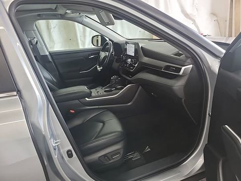 Used 2023 Toyota Highlander XLE FWD image 12
