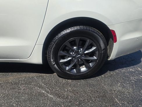 Used 2021 Chrysler Pacifica Touring-L w/ Premium & Safety Sphere Group AWD/4WD image 4