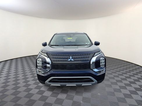 Used 2023 Mitsubishi Outlander SE image 2