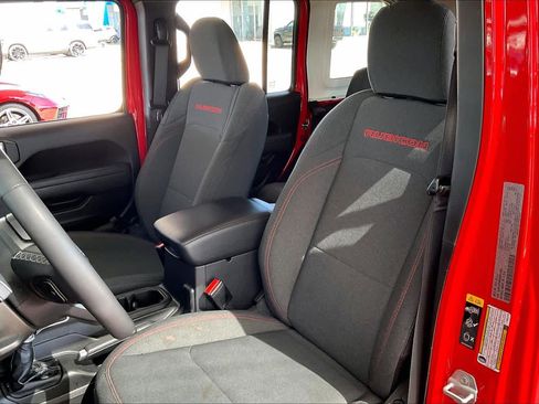 Used 2025 Jeep Wrangler Rubicon w/ Convenience Group image 9