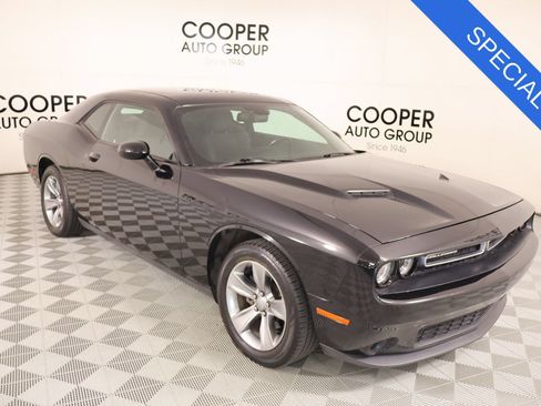 Used 2016 Dodge Challenger SXT RWD image 1
