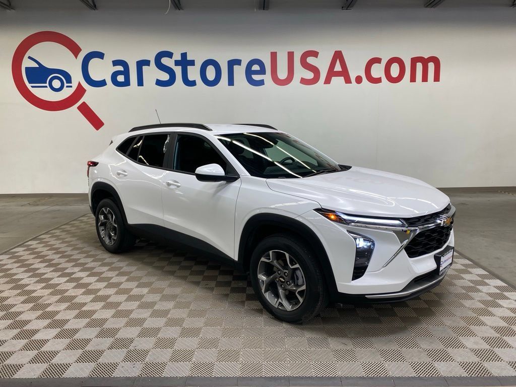 Used 2025 Chevrolet Trax LT w/ LT Convenience Package FWD image 1