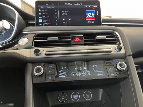 Used 2025 Genesis G70 2.5T image 21