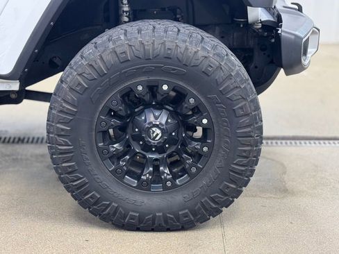 Used 2018 Jeep Wrangler Unlimited Sahara AWD/4WD image 4
