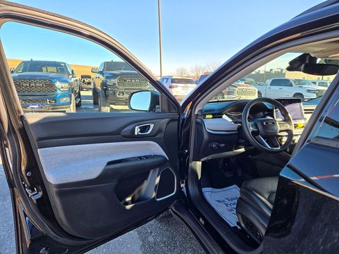 Used 2022 Jeep Compass Latitude image 10