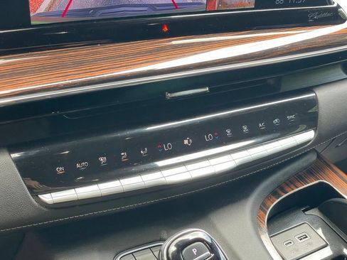 Used 2024 Cadillac Escalade Premium Luxury AWD/4WD image 22