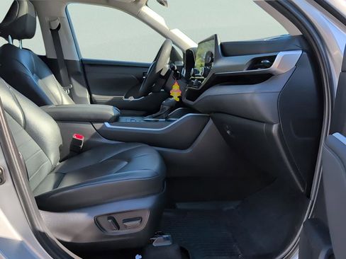 Used 2023 Toyota Highlander L image 41