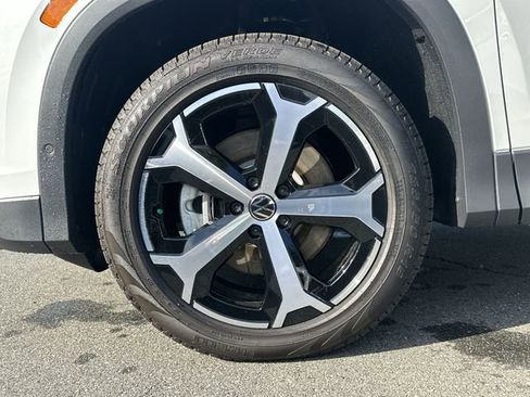New 2025 Volkswagen Tiguan SE image 11