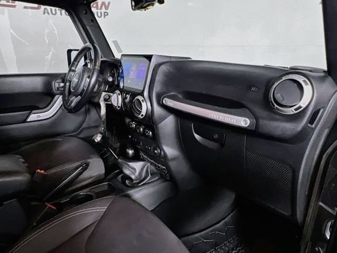 Used 2017 Jeep Wrangler Unlimited Sahara w/ Connectivity Group AWD/4WD image 35
