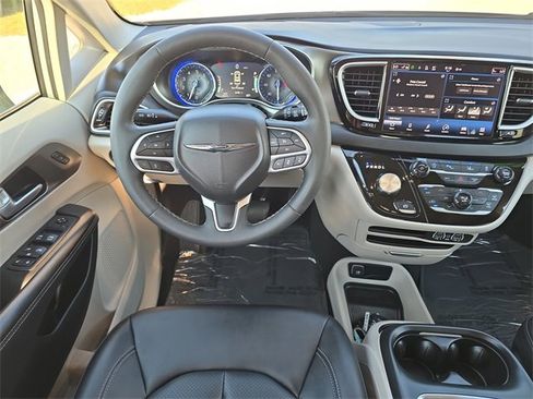 Certified 2024 Chrysler Pacifica Touring-L image 10