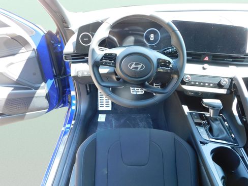 Certified 2025 Hyundai Elantra SEL image 10