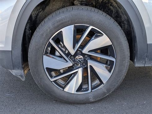 Used 2025 Volkswagen Atlas SE image 11