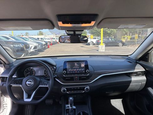 Used 2025 Nissan Altima 2.5 SV FWD image 32