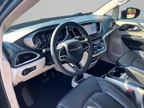Used 2024 Chrysler Pacifica Touring-L FWD image 15