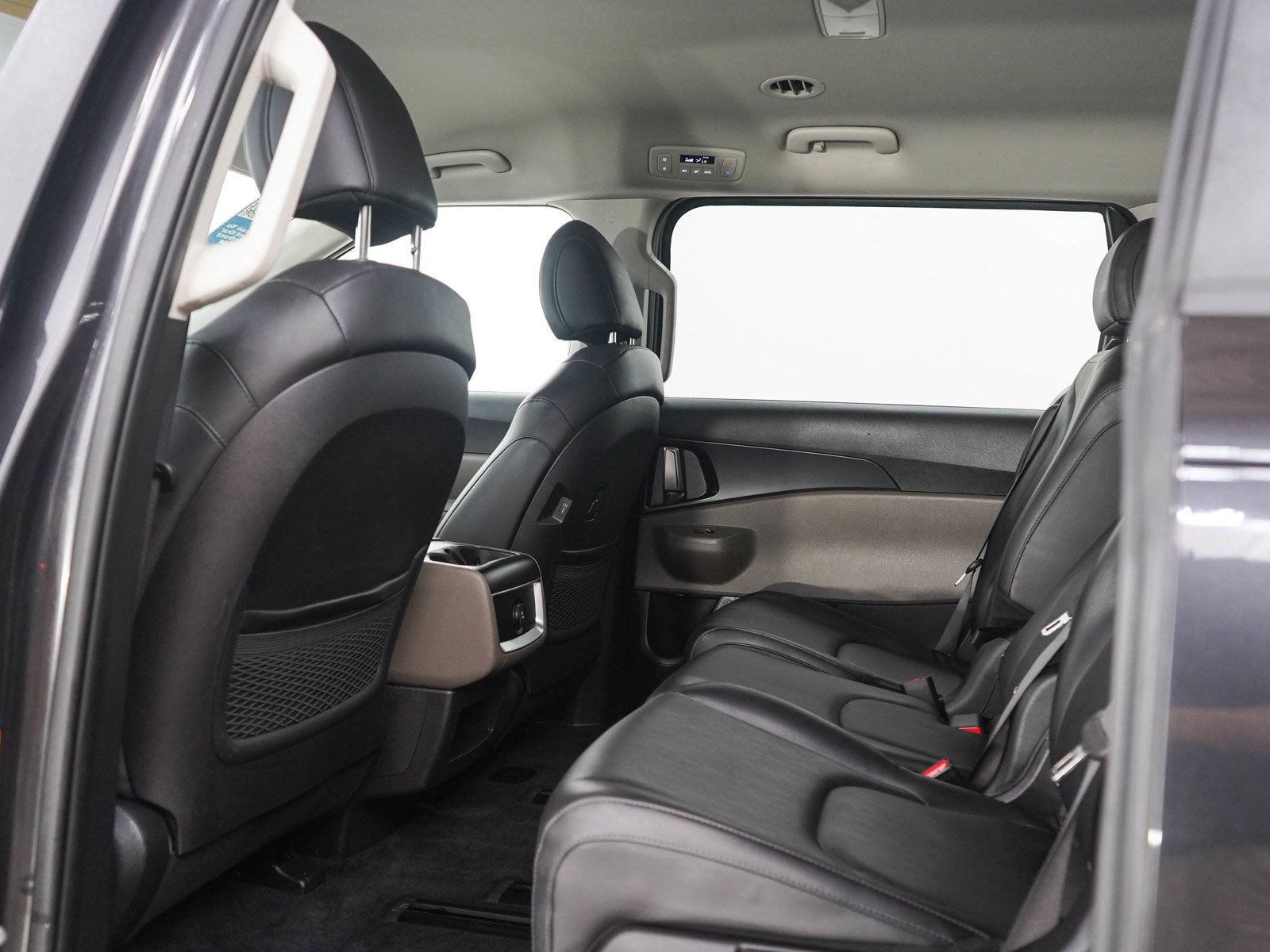 Used 2025 Kia Carnival FWD image 19