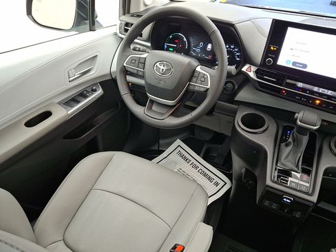 Used 2025 Toyota Sienna XLE w/ XLE Plus Package FWD image 18