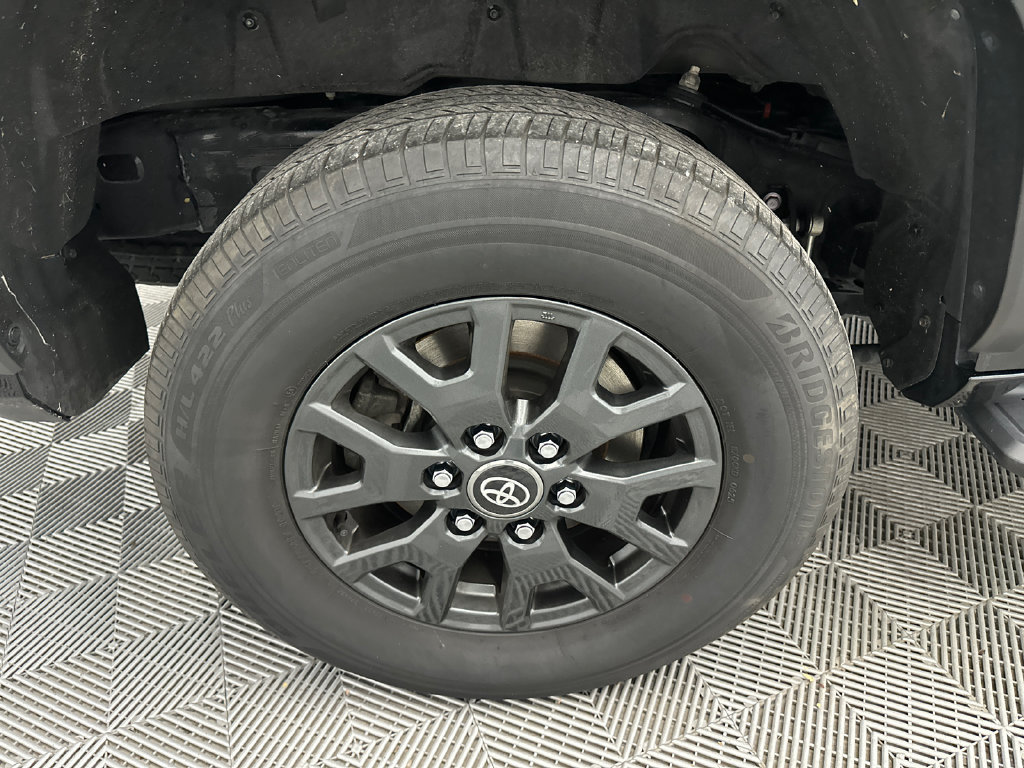 Used 2025 Toyota 4Runner SR5 AWD/4WD image 17