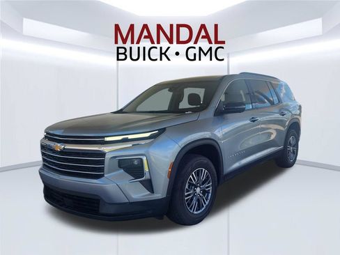 Used 2024 Chevrolet Traverse LT FWD image 1