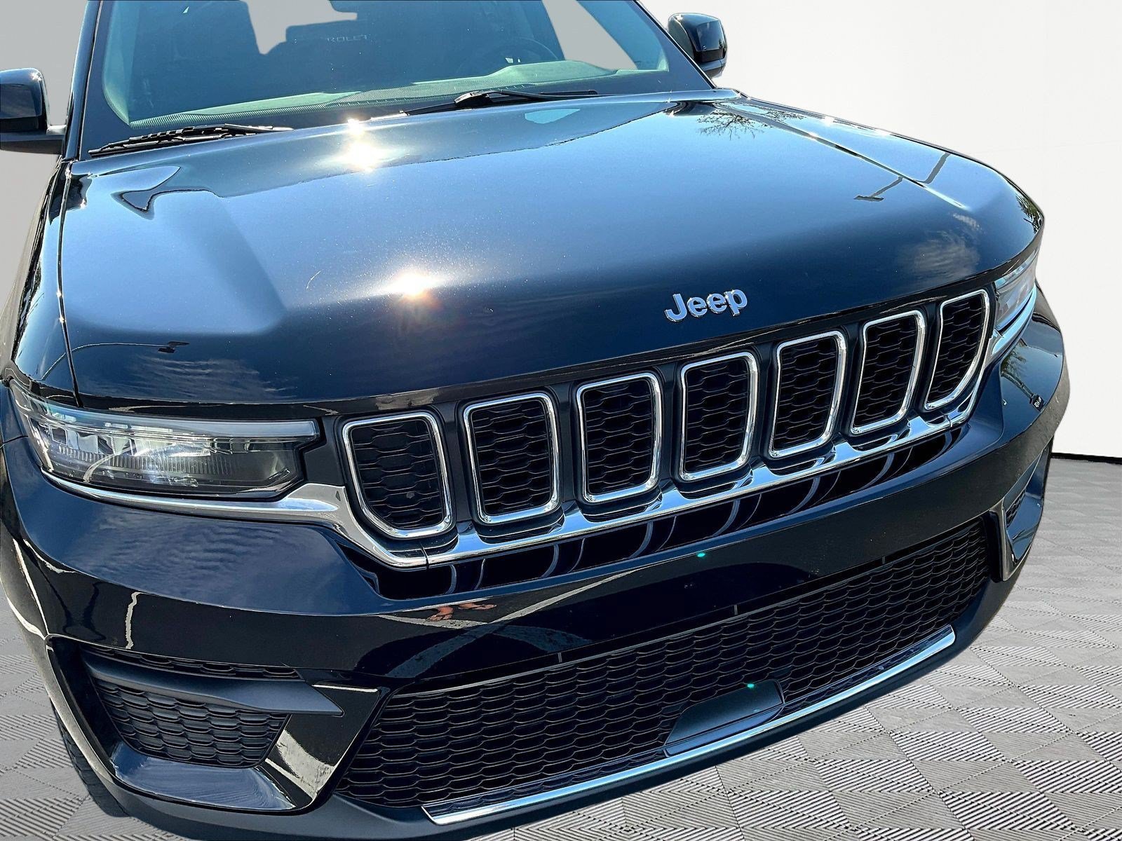 Used 2023 Jeep Grand Cherokee Laredo w/ Trailer Tow Prep Group (B) AWD/4WD image 32