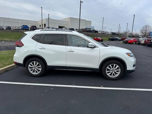 Used 2020 Nissan Rogue SV image 2