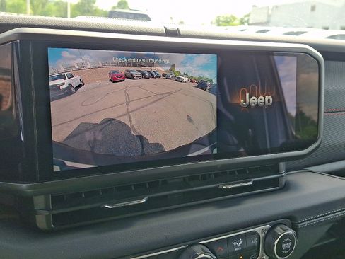 Used 2025 Jeep Wrangler Unlimited Rubicon w/ Convenience Group AWD/4WD image 15