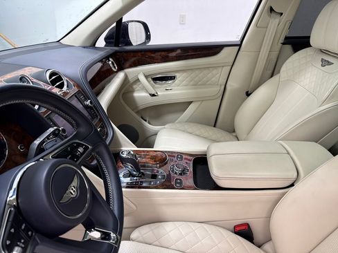 Used 2017 Bentley Bentayga image 33