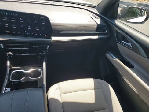 Used 2025 Chevrolet Traverse LT FWD image 17