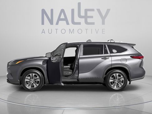 Used 2023 Toyota Highlander Platinum AWD/4WD image 2