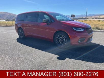 New 2026 Chrysler Pacifica Select
