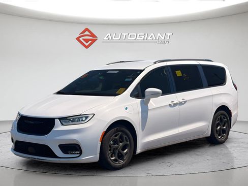 Used 2021 Chrysler Pacifica Touring-L w/ Uconnect Theater Family Group FWD image 2