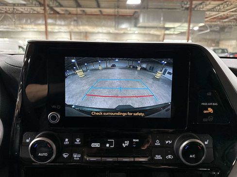 Used 2023 Toyota Highlander XLE image 26