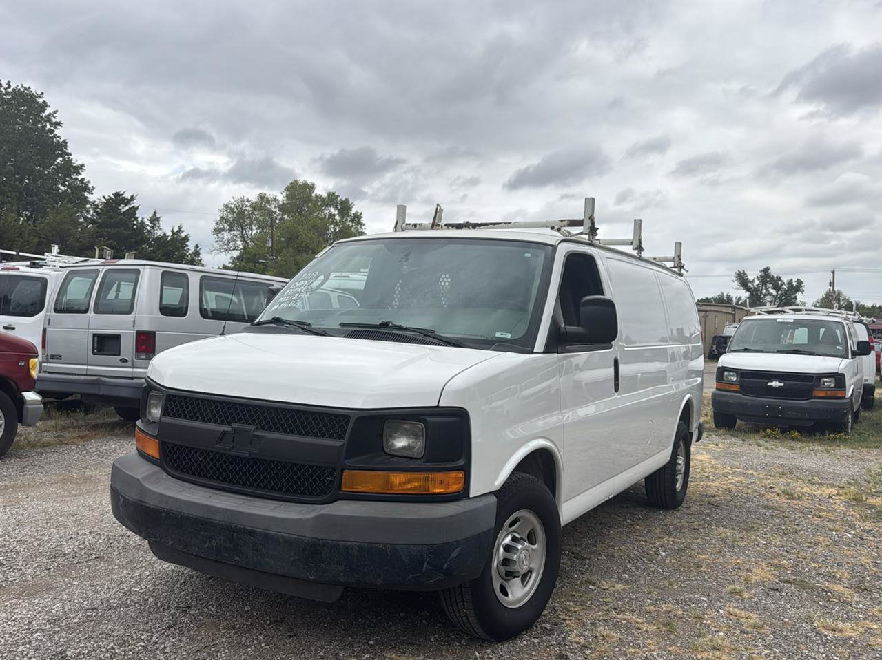 Used 2017 Chevrolet Express 2500 RWD image 3